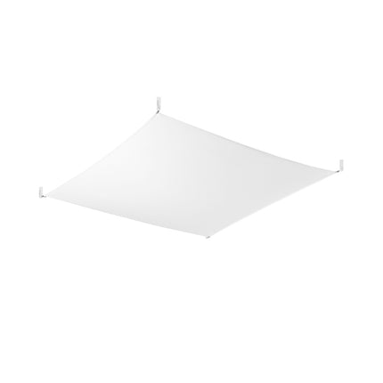 Plafonnier en tissu tendu blanc 140 x 140 cm, grande membrane carrée fixée par quatre attaches, sur fond blanc.