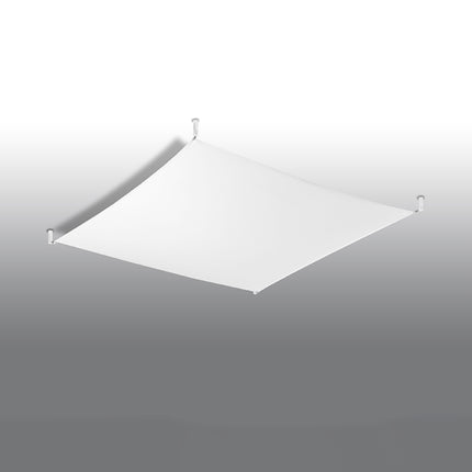 Grand plafonnier en tissu tendu blanc au plafond, surface lisse tendue entre quatre fixations, éteint.