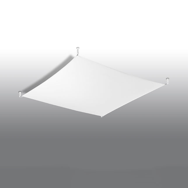 Grand plafonnier en tissu tendu blanc au plafond, surface lisse tendue entre quatre fixations, éteint.