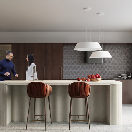 Deux plafonniers tissu blanc au-dessus d'un îlot de cuisine contemporaine
