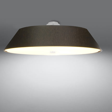 Plafonnier Trapèze noir de 70 cm allumé, diffuseur en verre blanc éclairé sous l'abat-jour en tissu