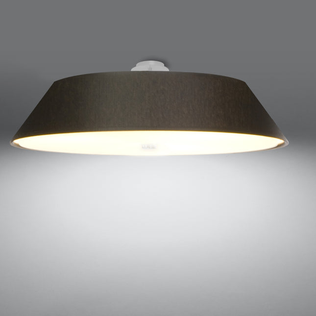 Plafonnier Trapèze noir de 70 cm allumé, diffuseur en verre blanc éclairé sous l'abat-jour en tissu
