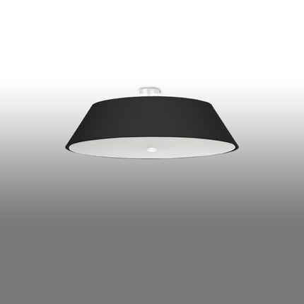 Plafonnier Trapèze noir de 70 cm fixé contre un plafond clair, lumière éteinte, vue de trois quarts