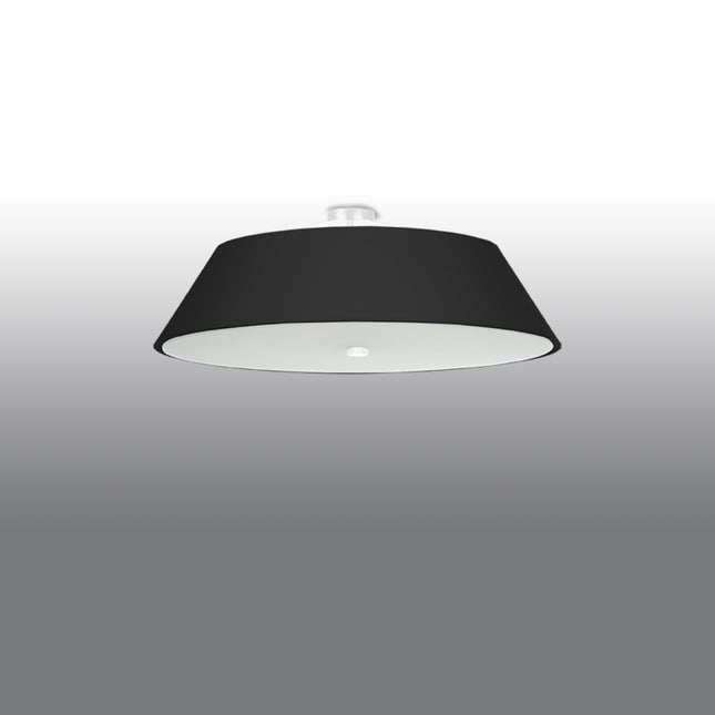 Plafonnier Trapèze noir de 70 cm fixé contre un plafond clair, lumière éteinte, vue de trois quarts