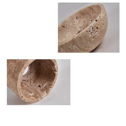 Detalle de la textura porosa del travertino natural beige del plafón cilindro