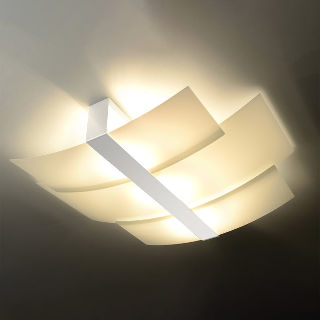 Plafonnier Triple Courbe blanc allumé, lumière chaude diffusée à travers le verre