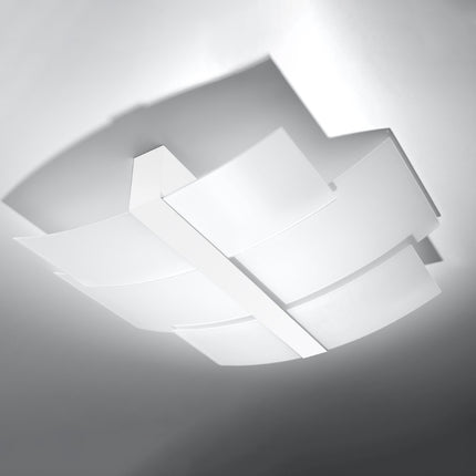 Plafonnier Triple Courbe blanc éteint, vue en angle des panneaux de verre croisés