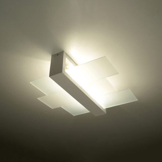 Plafonnier panneaux horizontal blanc diffusant une lumière tamisée dans un salon
