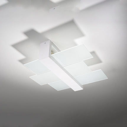 Plafonnier triple panneaux horizontal blanc au-dessus d'une table de salle à manger