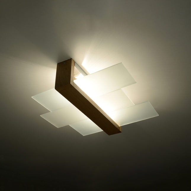 Plafonnier panneaux horizontal bois naturel diffusant une lumière tamisée dans un salon