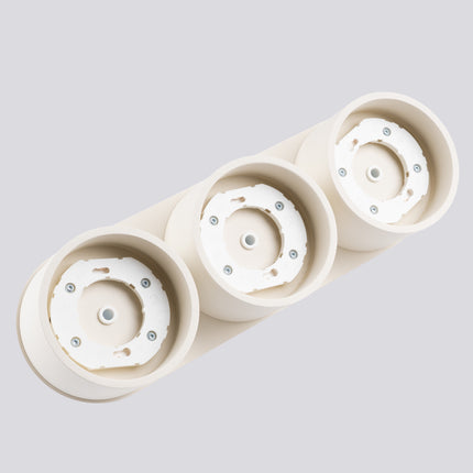 Plafonnier triple Pastille beige, vue sur fond coloré
