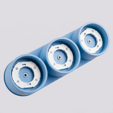 Plafonnier triple Pastille bleu azur, vue sur fond coloré