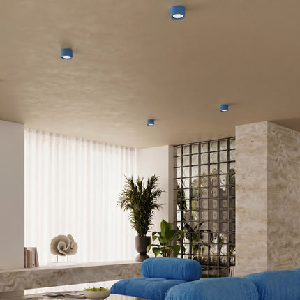 Plafonnier triple Pastille bleu azur, au-dessus d'un plan de travail