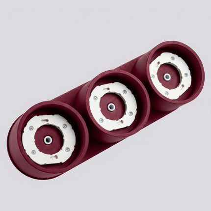 Plafonnier triple Pastille bordeaux, vue sur fond coloré