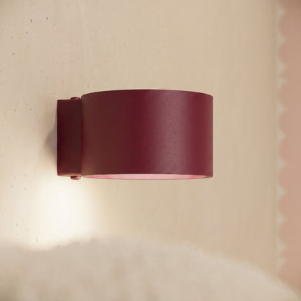 Plafonnier triple Pastille bordeaux, intérieur contemporain