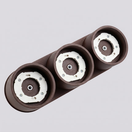 Plafonnier triple Pastille brun chocolat, vue sur fond coloré