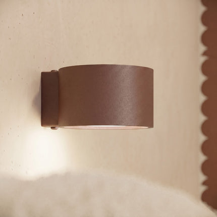 Plafonnier triple Pastille brun chocolat, intérieur contemporain
