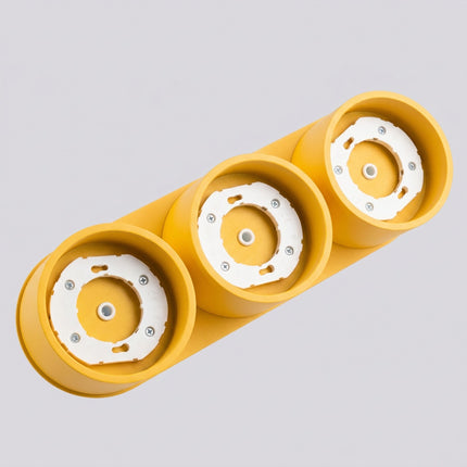 Plafonnier triple Pastille jaune ambré, vue sur fond coloré