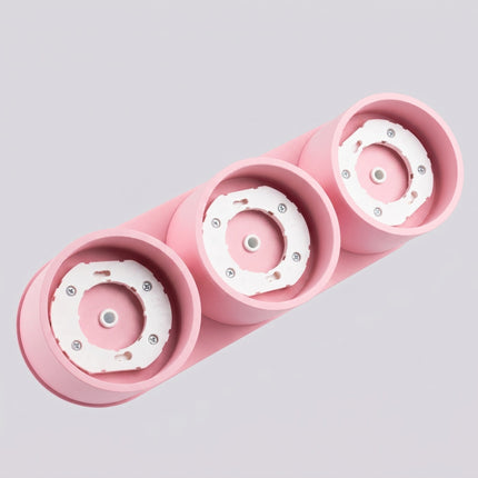 Plafonnier Triple Pastille en Aluminium Rose Poudré (GX53), vue sur fond coloré