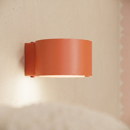 Plafonnier triple Pastille rouge ocre, intérieur contemporain