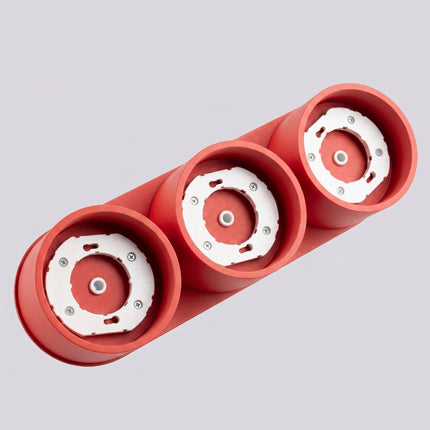 Plafonnier triple Pastille rouge vif, vue sur fond coloré