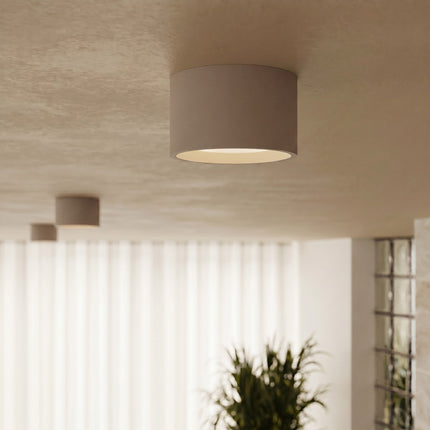 Plafonnier triple Pastille taupe, intérieur contemporain