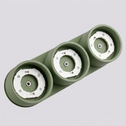 Plafonnier Triple Pastille en Aluminium Vert Olive (GX53), vue sur fond coloré