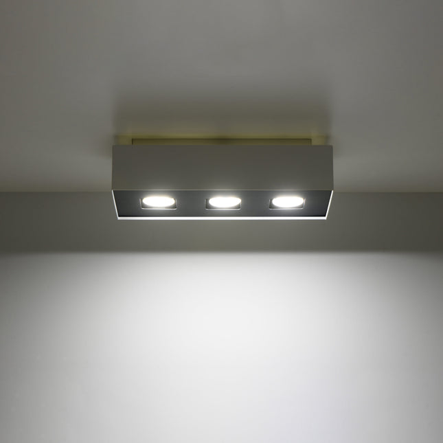 Plafonnier Triple Raffiné blanc projetant un faisceau de lumière vers le bas