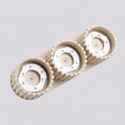 Plafonnier triple spot Aura beige, vue sur fond coloré