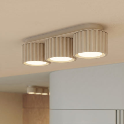 Plafonnier triple spot Aura beige, intérieur contemporain