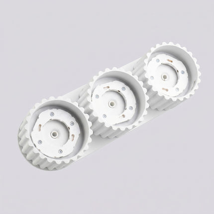 Plafonnier triple spot Aura blanc, vue sur fond coloré
