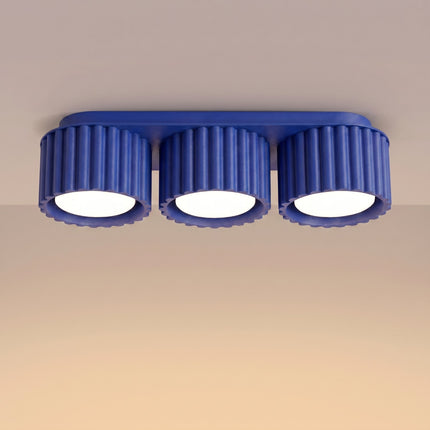 Plafonnier triple spot Aura bleu outremer, lumière allumée