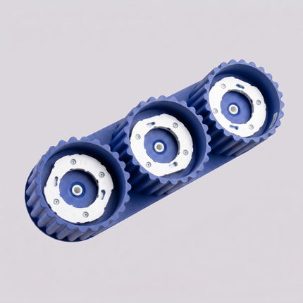 Plafonnier triple spot Aura bleu outremer, vue sur fond coloré