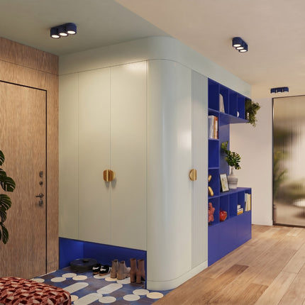 Plafonnier triple spot Aura bleu outremer, au-dessus d'un plan de travail