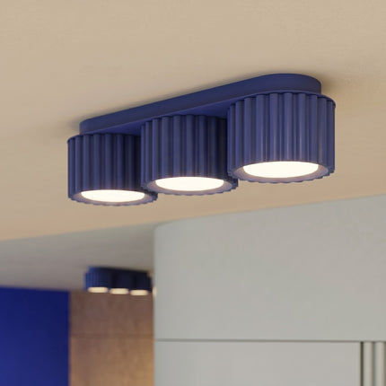 Plafonnier triple spot Aura bleu outremer, intérieur contemporain