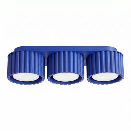Plafonnier triple spot Aura bleu outremer, packshot sur fond blanc