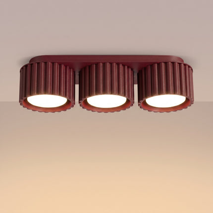 Plafonnier triple spot Aura bordeaux, lumière allumée