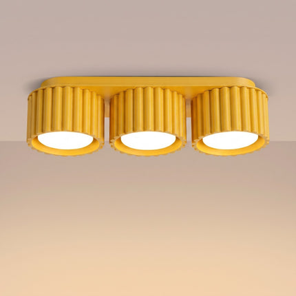 Plafonnier triple spot Aura jaune ambré, lumière allumée