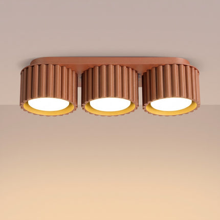 Plafonnier triple spot Aura rouge ocre, lumière allumée