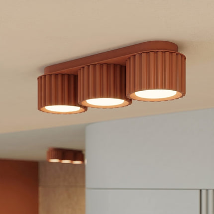 Plafonnier triple spot Aura rouge ocre, intérieur contemporain