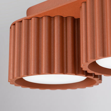 Plafonnier triple spot Aura rouge ocre, packshot de trois quarts