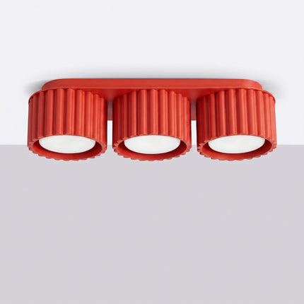 Plafonnier triple spot Aura rouge vif, vue en situation