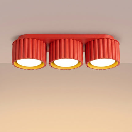 Plafonnier triple spot Aura rouge vif, lumière allumée
