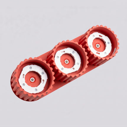 Plafonnier triple spot Aura rouge vif, vue sur fond coloré