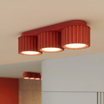 Plafonnier triple spot Aura rouge vif, intérieur contemporain