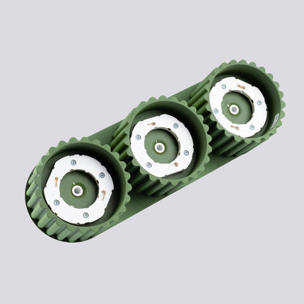 Plafonnier triple spot Aura vert olive, vue sur fond coloré