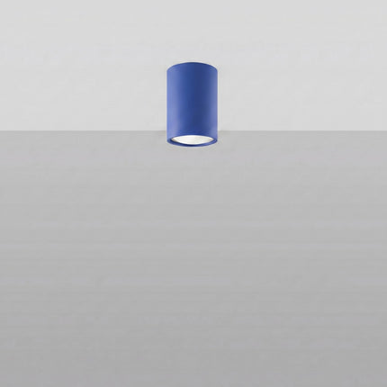 Plafonnier Tube 10 bleu outremer, vue en situation sur fond clair