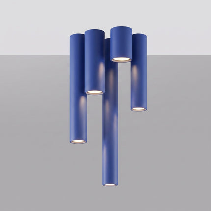 Plafonnier Tube 10 bleu outremer sur fond coloré, vue de trois quarts