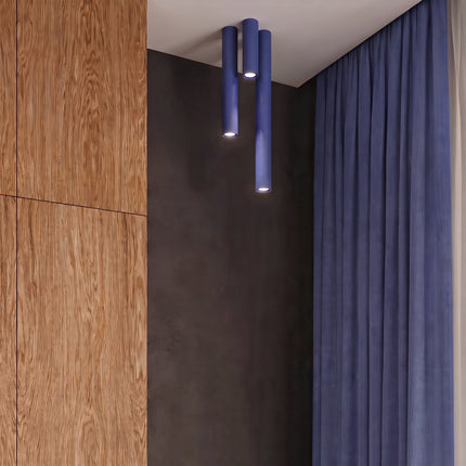 Plafonnier Tube 10 bleu outremer dans un couloir clair