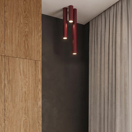 Plafonnier Tube 10 bordeaux dans un couloir clair